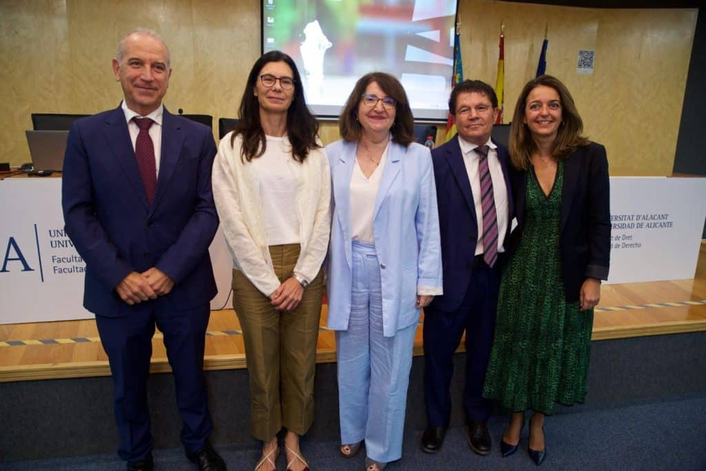 la consellera de Justicia Nuria Martínez ha participado en la inauguración del Congreso Internacional sobre el uso de la inteligencia artificial en la cirugía 4.0.