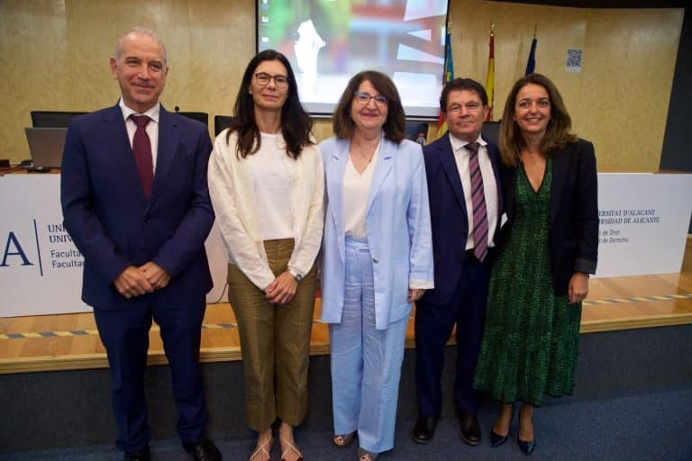 la consellera de Justicia Nuria Martínez ha participado en la inauguración del Congreso Internacional sobre el uso de la inteligencia artificial en la cirugía 4.0.